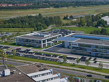 Das neue Brose-Verwaltungsgebäude befindet sich am Berliner Ring in Bamberg. Direkt dahinter zu sehen: die Start- und Landebahn des Bamberger Flugplatzes. Foto: Brose