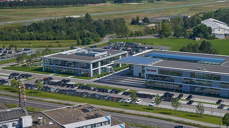 Das neue Brose-Verwaltungsgebäude befindet sich am Berliner Ring in Bamberg. Direkt dahinter zu sehen: die Start- und Landebahn des Bamberger Flugplatzes. Foto: Brose
