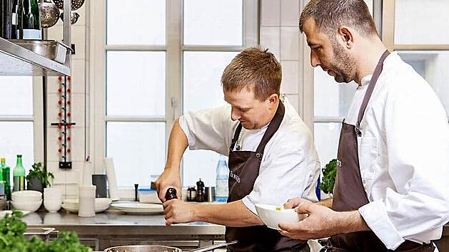 Das zweite Ausbildungsjahr als Koch im "Eckerts" in Bamberg beginnt am 1. Oktober f&uuml;r Mohammed Arhim aus Syrien (rechts). Sechs Ausbildungspl&auml;tze h&auml;tte Alexander Gr&uuml;ner 2015 im vergangenen Jahr gern besetzt. Es ist nicht gelungen. Viele b&uuml;rokratische Hindernisse waren zu &uuml;berwinden, bis er dem 34-j&auml;hrigen Journalisten, der bei Dubai TV als Regisseur an einer erfolgreichen TV-Produktion mit dem Thema Kochen gearbeitet hat, eine Chance geben konnte, das Kochen von der Pike auf zu lernen (hier i...