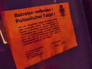 Dieses Polizeisiegel klebt an der Tür der Bar.  Foto: Jochen Berger
