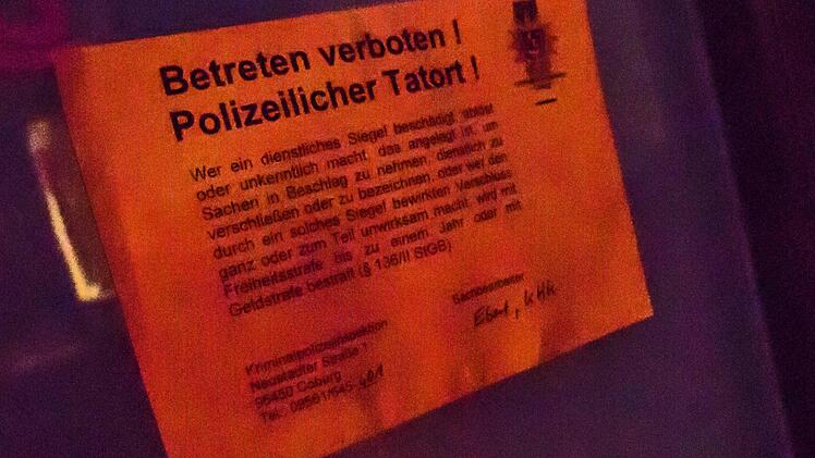 Dieses Polizeisiegel klebt an der Tür der Bar.  Foto: Jochen Berger