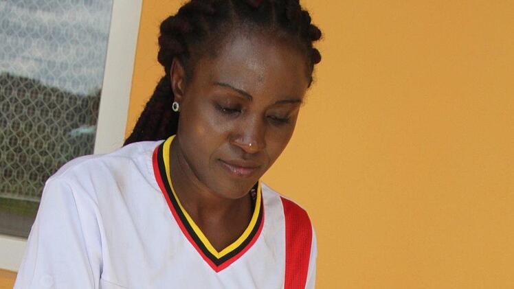 Rachel Asiimwe bereitet Chapatis zu - das ist eine Art Nationalgericht in Uganda.  Foto: SonnyAdam