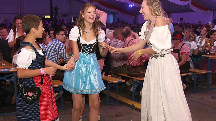 Hanna Urnhöfer (rotes Dirndl) , Lin Eichhorn (türkises Dirndl) und Saskia Redl ( weißes Dirndl) hatten den ganzen Abend Spaß.