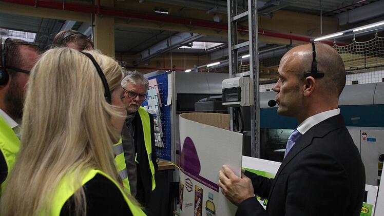 Björn Schumacher führt durch die Produktion der Voll- und Wellpappe. Rudel