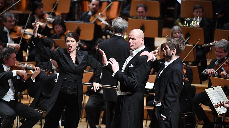 Stefanie Irányi, Bo Skovhus und   Michael Nagy (v. l.)   am Sonntag in    der Bamberger "Fledermaus" Fotos: Ronald Rinklef