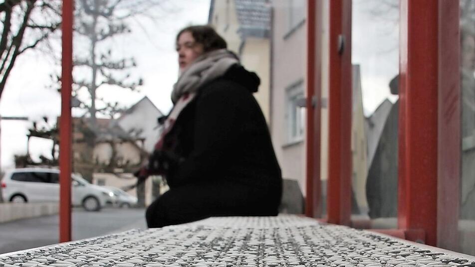 Meist sitzt man alleine an der Bushaltestelle. Julia Scholl