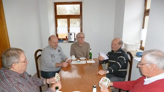 War es Anfang eine Runde, die in Thundorf Schafkopf spielt, kamen doch immer mehr, so dass es seit Herbst des Vorjahres schon zwei Runden geworden sind. Foto: Philipp Bauernschubert