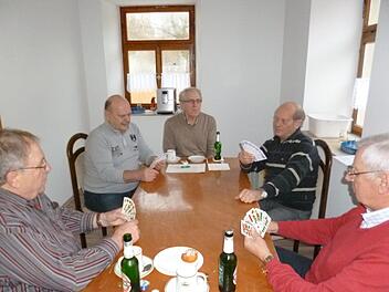 War es Anfang eine Runde, die in Thundorf Schafkopf spielt, kamen doch immer mehr, so dass es seit Herbst des Vorjahres schon zwei Runden geworden sind. Foto: Philipp Bauernschubert