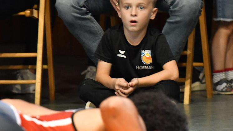 Die Ringerfans, ob Gro&szlig; oder Klein, m&uuml;ssen sich bis n&auml;chstes Jahr gedulden, bis sie am Mattenrand mit den Lichtenfelser Topathleten der Bundesliga, aber auch in der Landesliga wieder mitfiebern d&uuml;rfen.  Foto: Czepera