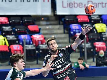 Sime Ivic (rechts), hier gegen Mindens Justus Richtzenhain, wird den HC Erlangen im Sommer verlassen. Für ihn kommt Haaß' Wunschspieler zurück. Foto: Sportfoto Zink