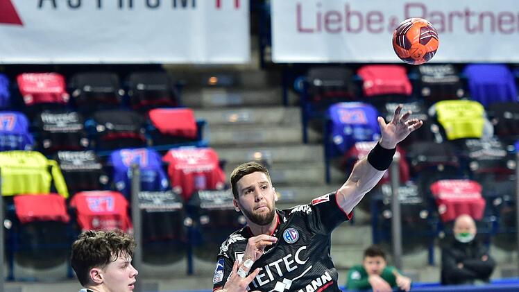 Sime Ivic (rechts), hier gegen Mindens Justus Richtzenhain, wird den HC Erlangen im Sommer verlassen. Für ihn kommt Haaß' Wunschspieler zurück. Foto: Sportfoto Zink