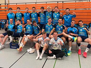 Ein letzter Gruß an die Fans: Die Hammelburg Volleys verabschieden sich als Tabellendritter in die Sommerpause. Foto: Klaus Baden