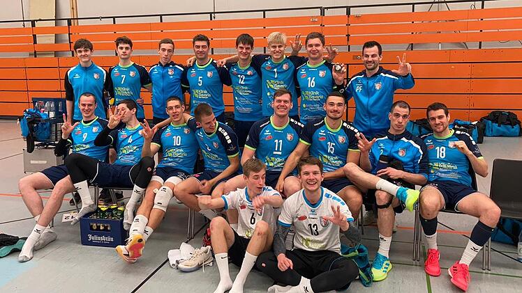 Ein letzter Gruß an die Fans: Die Hammelburg Volleys verabschieden sich als Tabellendritter in die Sommerpause. Foto: Klaus Baden