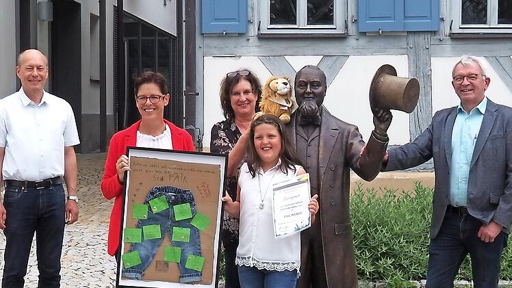 Gruppenbild mit Levi Strauss vor seinem Geburtshaus: Buttenheims Bürgermeister Michael Karmann, Rektorin Heike Hammon, Klassenlehrerin Christine Hilbig-Sowa und Landrat Johann Kalb mit der Preisträgerin Eva Weber (v. l.)
