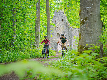 Auf der Lost Place Radelrunde bei Treuchtlingen entdeckst du neben einem ehemaligen Bierkeller auch eine verwunschene Kapellenruine.