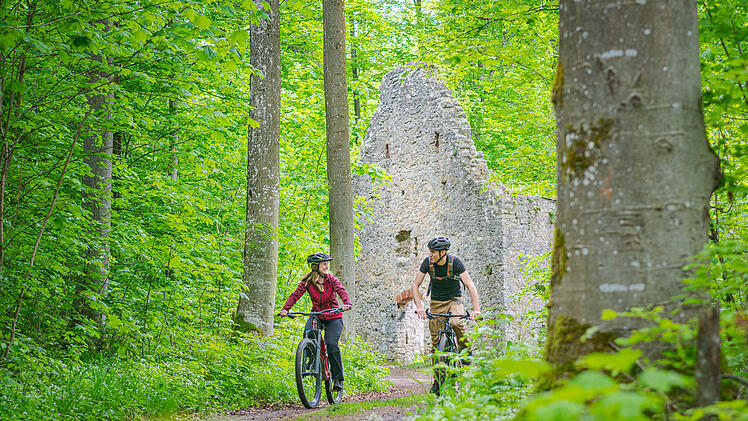 Auf der Lost Place Radelrunde bei Treuchtlingen entdeckst du neben einem ehemaligen Bierkeller auch eine verwunschene Kapellenruine.