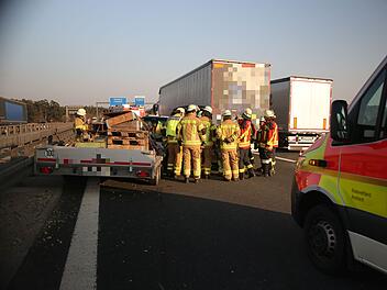 Zwei Autos fahren auf Lastwagen auf: Drei Personen verletzt im Krankenhaus