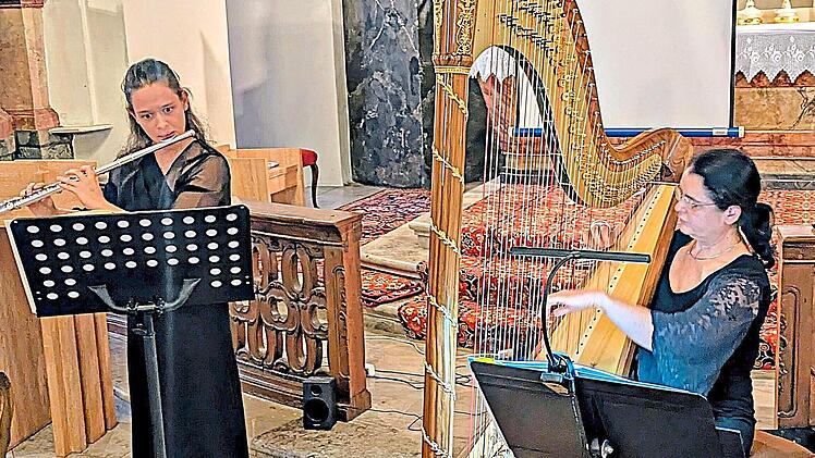 Laurence Forstner-Beaufils (Harfe) und Tochter Alexandra Forstner (Querfl&ouml;te) beim Konzert in der Jakobuskirche.Sigismund von Dobsch&uuml;tz