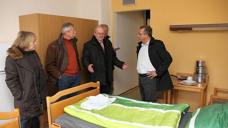 Besichtigung des Hammelburger Asylbewerberheims (v. l.): Brigitte Bauer vom Freundeskreis für Flüchtlinge, Bürgermeister Ernst Stross, Einwohnermeldeamtsleiter August Brendan und Emil Müller, stellvetretender Landrat und Vorsitzender des Caritas-Kreisverbands. Fotos: Markus Reeh