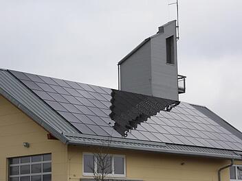 Das Uehlfelder Feuerwehrhaus ist bereits mit Photovoltaikmodulen ausgestattet.  Fotos: Sonja Werner