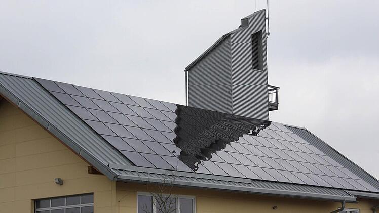 Das Uehlfelder Feuerwehrhaus ist bereits mit Photovoltaikmodulen ausgestattet.  Fotos: Sonja Werner