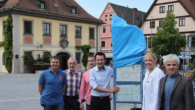 Nicht nur Katja Enders-Schäfer (Zweite von rechts) von der Markt-Apotheke freut sich über den wieder eingerichteten Bushalt am Marktplatz.