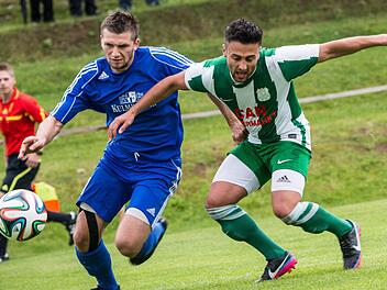 Andreas Pistor (links) erzielte das erste Landesliga-Tor in der Vereinsgeschichte des SSV Kasendorf. Hier setzt er sich gegen den Nürnberger Turan Sahin durch. Fotos: Alexander Muck