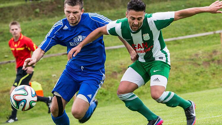 Andreas Pistor (links) erzielte das erste Landesliga-Tor in der Vereinsgeschichte des SSV Kasendorf. Hier setzt er sich gegen den Nürnberger Turan Sahin durch. Fotos: Alexander Muck