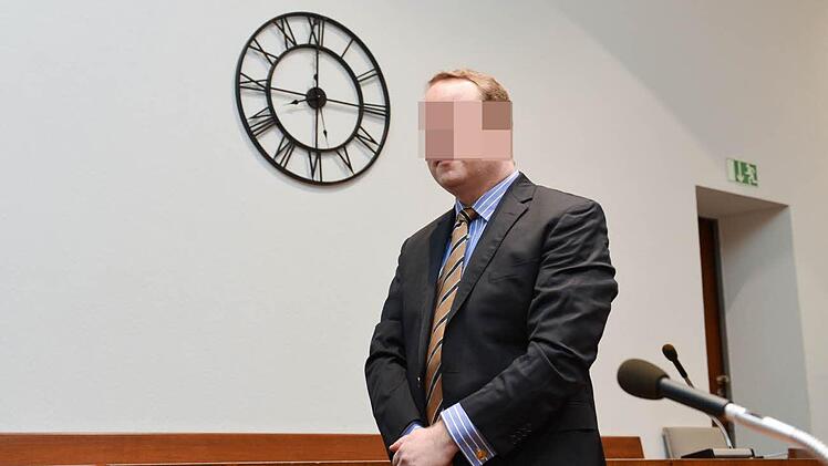 Prozessbeginn: Der Angeklagte Michael Andreas K., ein früherer Manager des Textildiscounters NKD, im Landgericht Hof.  Foto: David Ebener, dpa