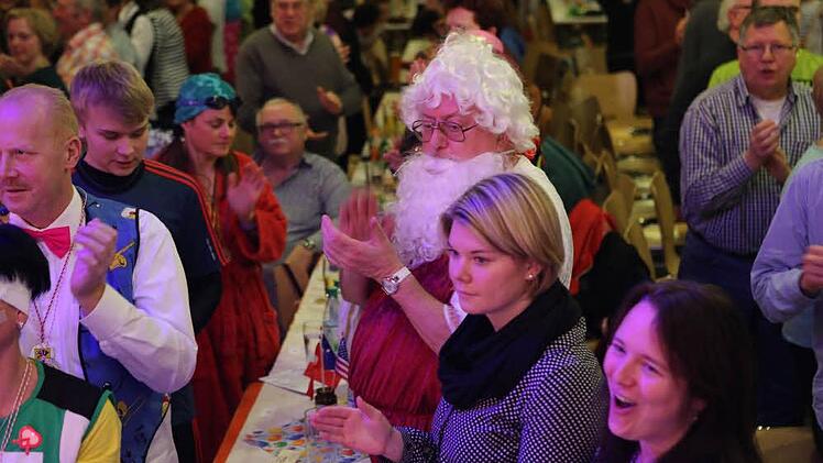 Auch der Herr Pfarrer (als Zeus mit weißen Haaren und "Harem").Foto: Barbara Herbst