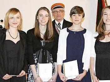 Die Stipendiatinnen Jule Mühlfriedel, Nina O'Connell, Katharina Schmidt und Kristin Binner (von links) mit dem CC-Amtsleiter für Bildung, Wolf Honigmann. Fotos: Simone Bastian