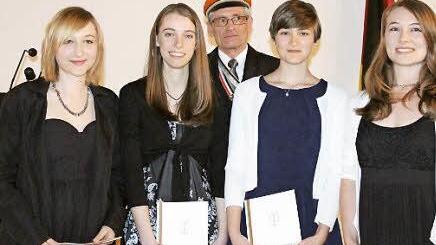 Die Stipendiatinnen Jule Mühlfriedel, Nina O'Connell, Katharina Schmidt und Kristin Binner (von links) mit dem CC-Amtsleiter für Bildung, Wolf Honigmann. Fotos: Simone Bastian