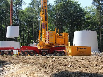 Die ersten Teile für das Windrad vier (rechts) stehen. Ein Kran hebt Bauelement für Bauelement darauf, um die 200-Meter-Anlage errichten zu können. Dann geht es weiter mit Windrad fünf.  Foto: Klaus Schmitt