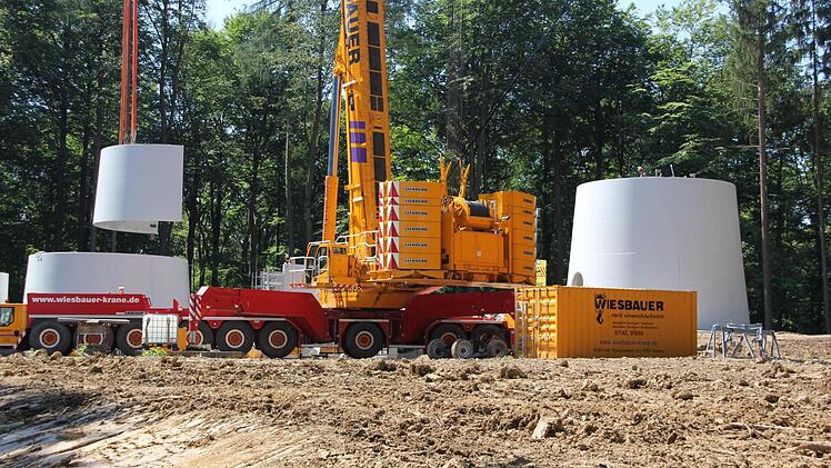 Die ersten Teile für das Windrad vier (rechts) stehen. Ein Kran hebt Bauelement für Bauelement darauf, um die 200-Meter-Anlage errichten zu können. Dann geht es weiter mit Windrad fünf.  Foto: Klaus Schmitt