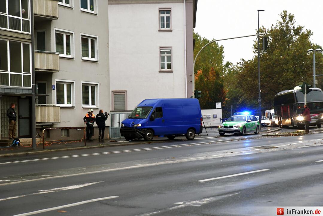 Unfall in Würzburg: Metallstange durchbohrt Kleintransporter