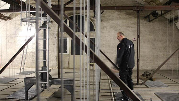 Auf 22 Metern Höhe: Udo Baum inspiziert den sogenannten Schnürboden. Foto: Benedikt Borst