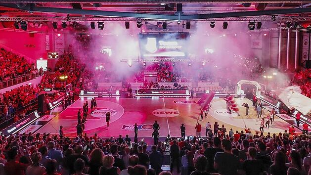 Von der Spielervorstellung bis zur Schlusssirene geht's am Sonntag rund in der Brose Arena. Foto: Daniel L&ouml;b