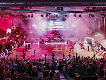 Von der Spielervorstellung bis zur Schlusssirene geht's am Sonntag rund in der Brose Arena. Foto: Daniel Löb