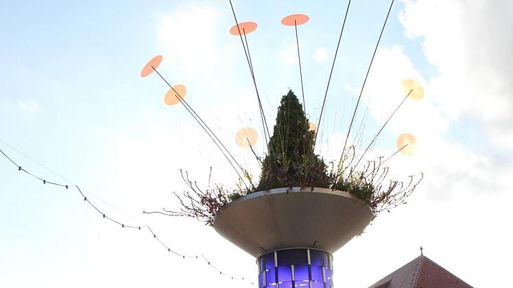 Da war der Himmel noch blau: der Lichtenfelser Marktplatz, kurz bevor der bunte Einzug als erster Programmpunkt des Korbmarktes begann.Popp