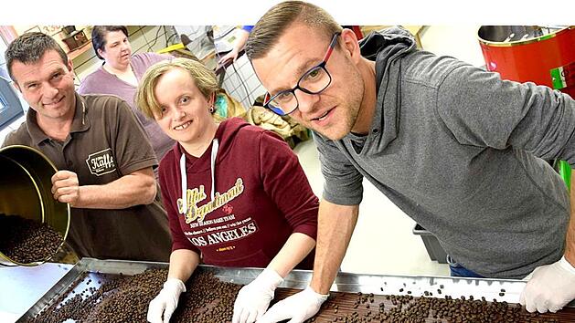 Rainer Bühner (links) ist mit seiner Kaffee-Rösterei in die ehemalige Metzergei in den Klosterladen eingezogen. Simone Scheidler, Marcel Scheidler und die anderen aus dem neuen Team werden gerade eingelernt.  Fotos: Carmen Schmitt