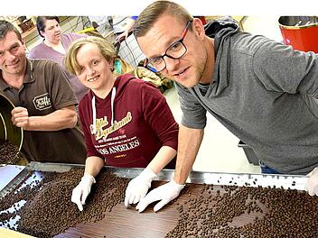 Rainer Bühner (links) ist mit seiner Kaffee-Rösterei in die ehemalige Metzergei in den Klosterladen eingezogen. Simone Scheidler, Marcel Scheidler und die anderen aus dem neuen Team werden gerade eingelernt.  Fotos: Carmen Schmitt