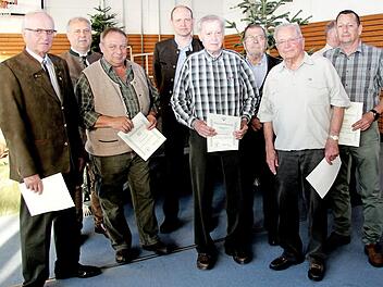 Michael Welker (2. v. l.) ehrte langjährige Mitglieder. Foto: Richard Sänger
