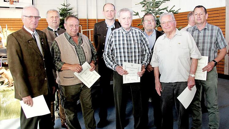 Michael Welker (2. v. l.) ehrte langjährige Mitglieder. Foto: Richard Sänger