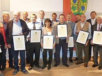 Bei der Verleihung der Bronzenen Bürgermedaille (v. l.): Baptist Bauer, MdB Silke Launert, Gerhard Schwalb, Joachim Freund, Peter Weißenberger, Josef Trux, Erich Rumpler, Claudia Wiegärtner, Benno Beck, Rudolf Vogler, Norbert Seybold, Siegfried Hutzler, Wolfgang Stanger, Dritter Bürgermeister Mnafred Eckert, Rüdiger Klose, Zweiter Bürgermeister Georg Bauernschmidt und Bürgermeister Hanngörg Zimmermann Foto: Weichert