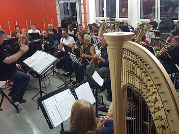 Die Ebensfelder Musiker bei den Proben für das Herbstkonzert am 10. November in der Dreifachturnhalle Foto: privat