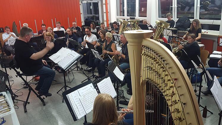 Die Ebensfelder Musiker bei den Proben für das Herbstkonzert am 10. November in der Dreifachturnhalle Foto: privat