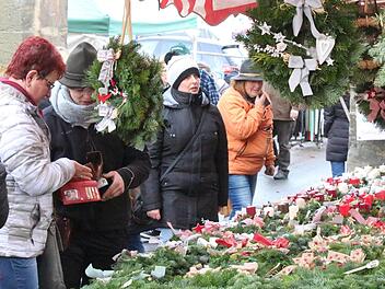 Im historischen Stadtkern werden zum Martinimarkt wieder viele Stände aufgebaut.  Foto: Roland Dietz