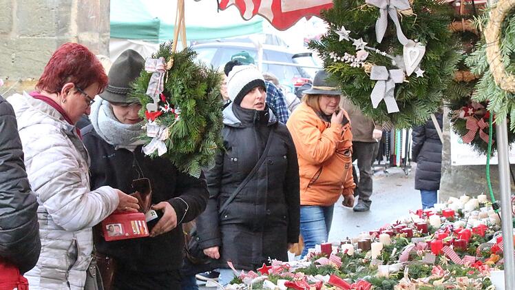 Im historischen Stadtkern werden zum Martinimarkt wieder viele Stände aufgebaut.  Foto: Roland Dietz