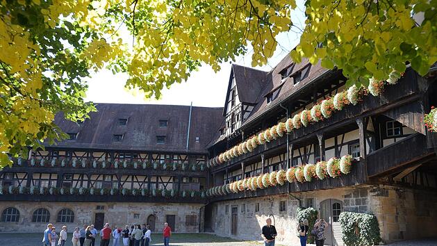 Einen Anblick wie diesen soll es in Zukunft nicht mehr geben: Die Stadt will   sich aus der aufwendigen Pflege des Blumenschmucks in der Alten Hofhaltung zurückziehen.     Ronald Rinklef