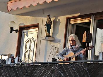 Jutta Wieczorek singt wieder am Mittwoch, 8. April, um 19 Uhr auf ihrem Balkon in der Flurstraße.  Foto: Werner Vogel